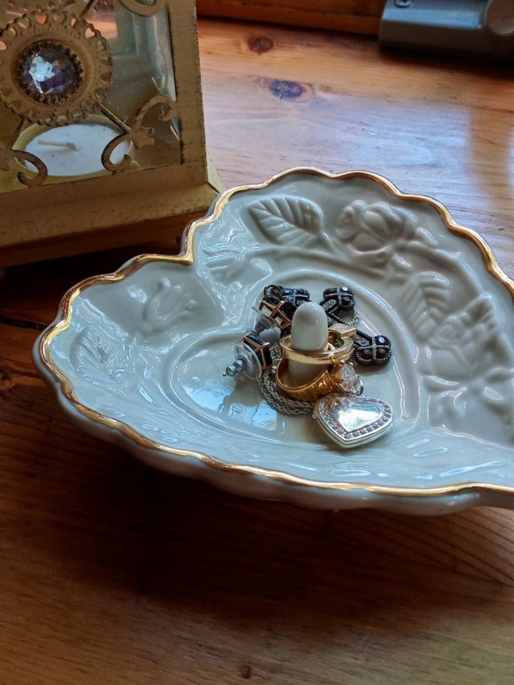 Charming Floral Embossed Gold Trim Ceramic Ring Holder Heart Shaped NICE!